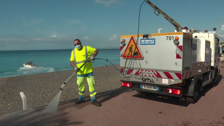 À Nice, le nettoyage et la désinfection des accès à la plages sont quotidiens. / © Denis Pardanaud / FTV