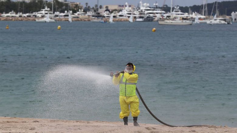 La désinfection des plages de Cannes est effectuée avec de l'eau oxygénée. / © Valery Hache / AFP