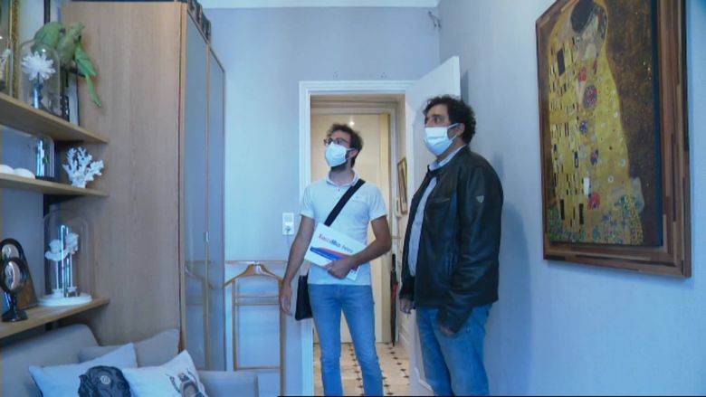 Accompagné de son agent immobilier, Yoan Kraus visite une pièce qu'il pourrait transformer en bureau s'il achète l'appartement. / © Benoit Loth /FTV
