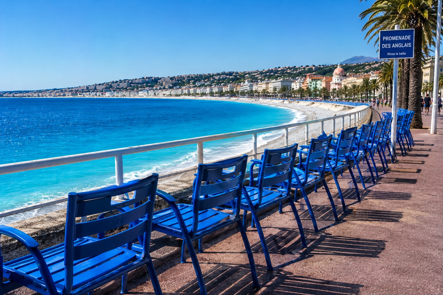 Les chaises bleues de la Promenade des Anglais à Nice