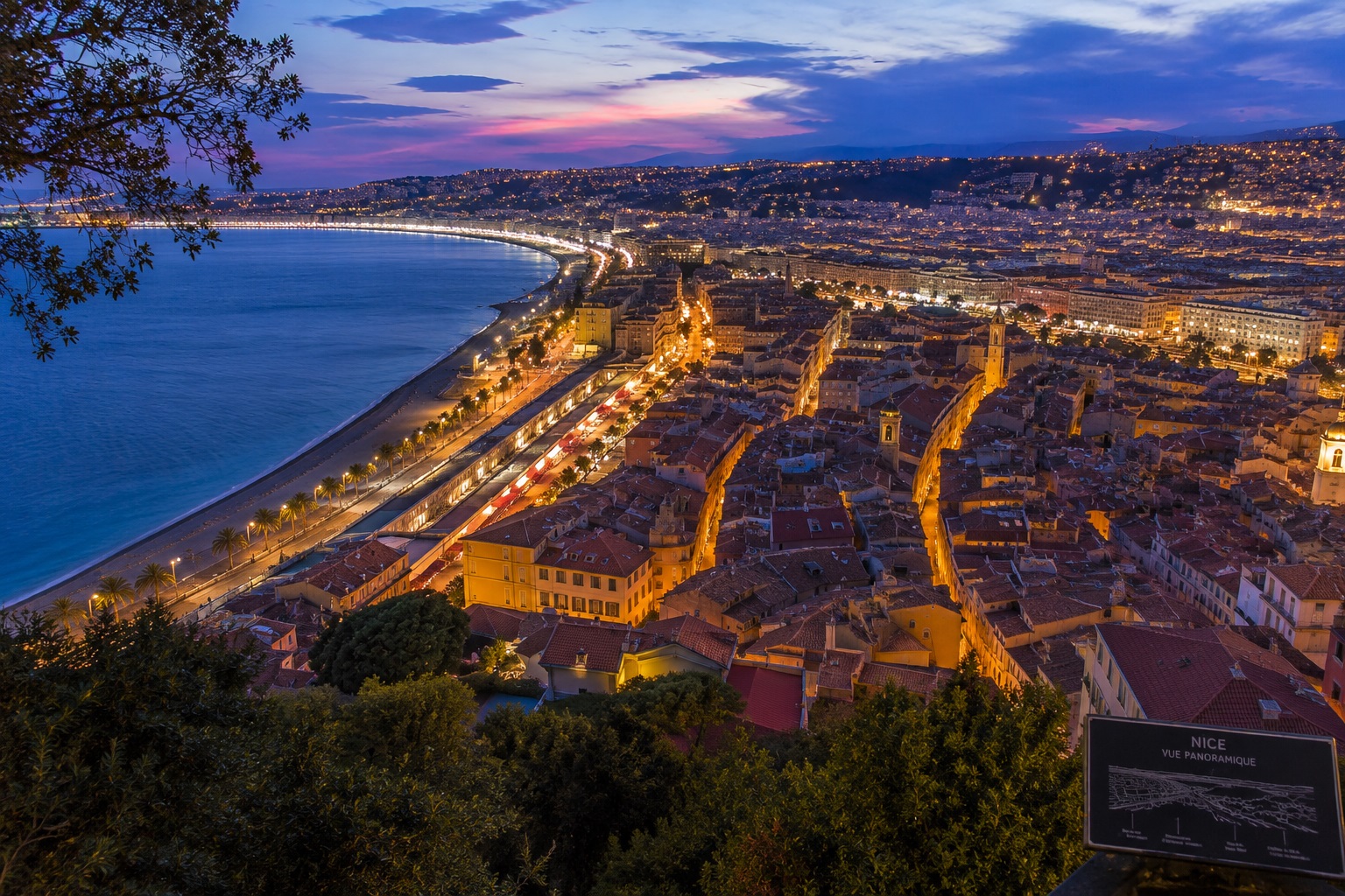 Vue panoramique sur le Vieux Nice depuis la colline du Château